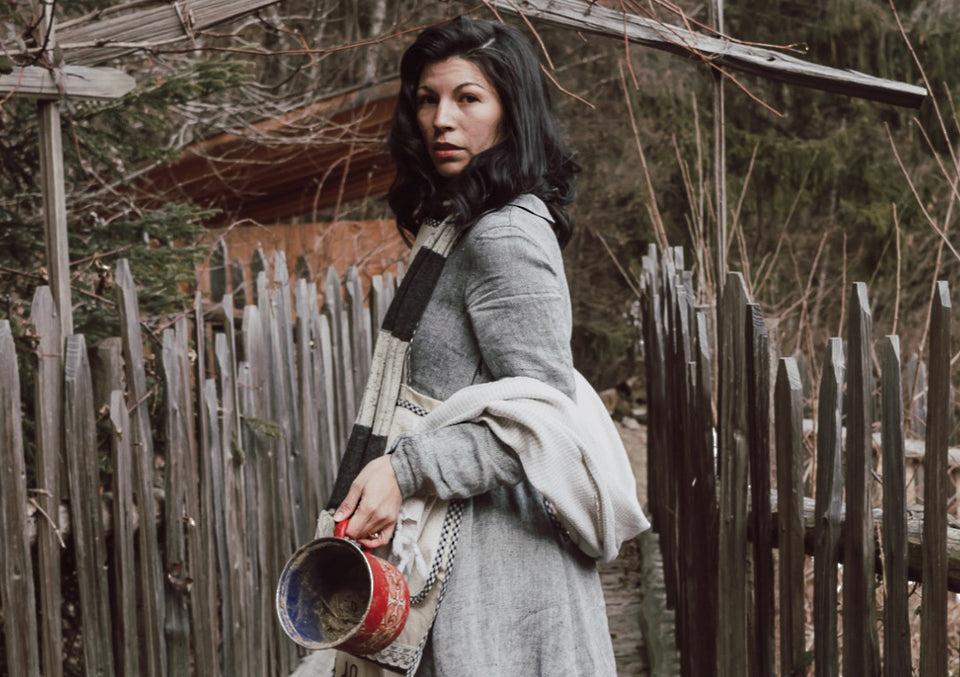Daneille wearing linen clothes embodying her belief that ‘you should know what looks good on you and makes you feel good’