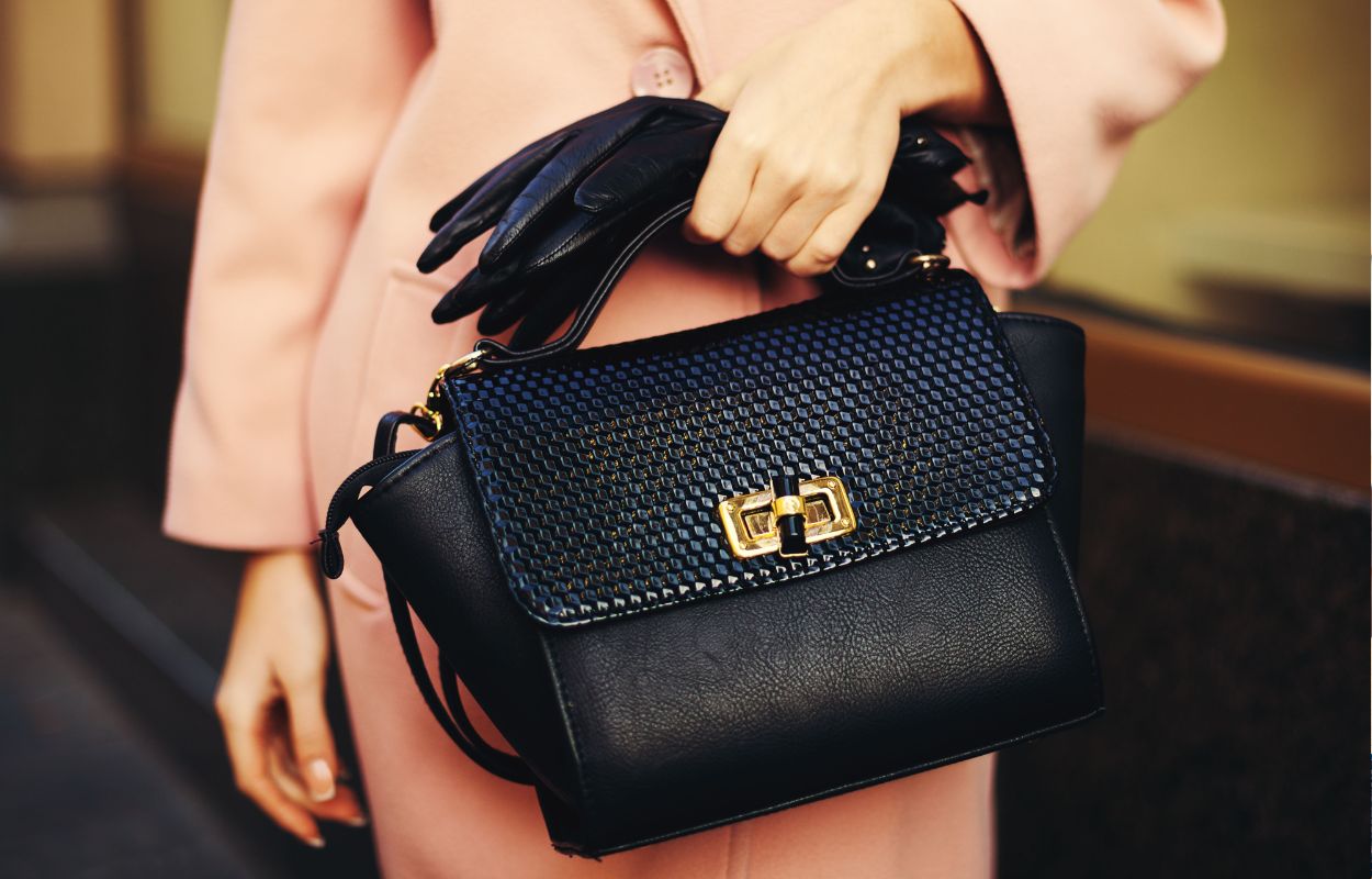 Ozzies'Closet on Instagram: “Handcrafted Italian Leather purse • Brand:  Gironacci • handmade in Italy • pocke… | Italian leather purse, Purse brands,  Leather purses